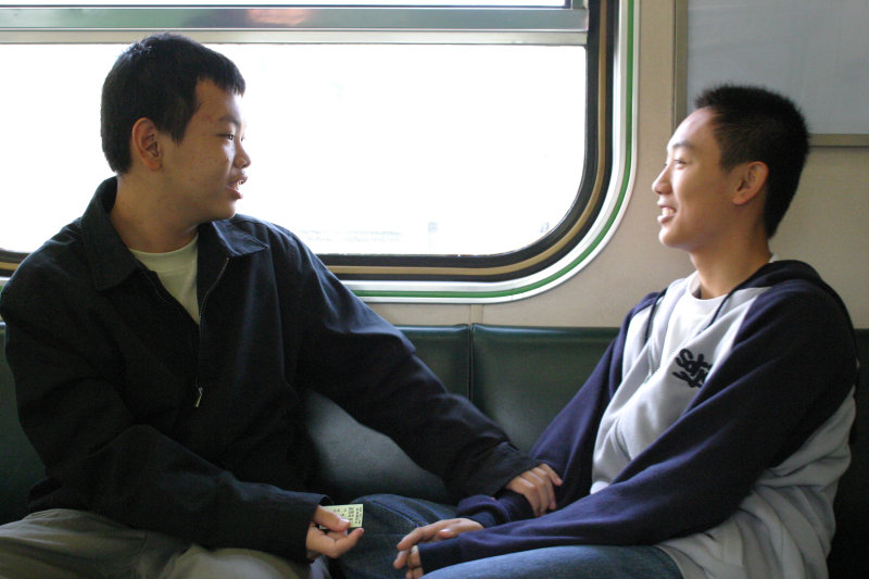 台灣鐵路旅遊攝影電車-區間車交談的旅客2005攝影照片369
