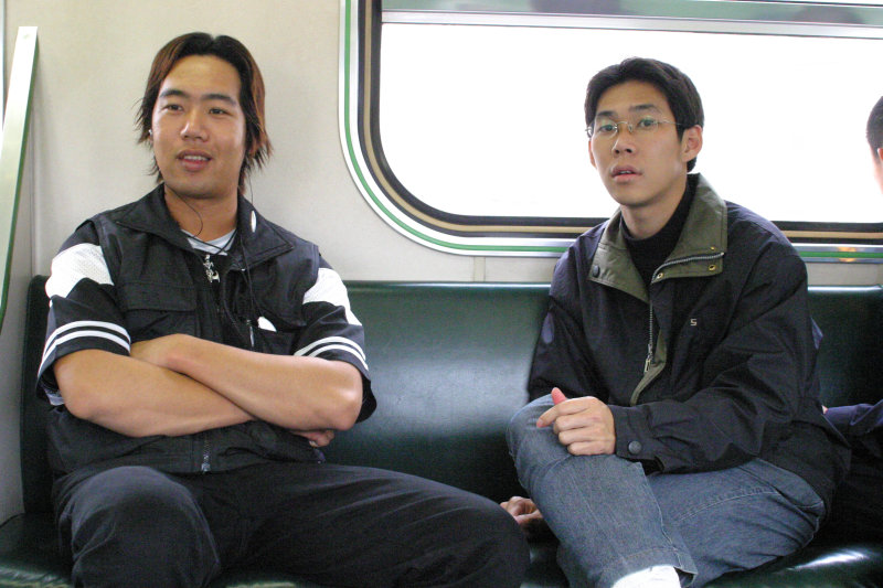 台灣鐵路旅遊攝影電車-區間車交談的旅客2005攝影照片370