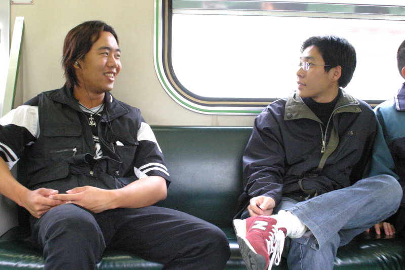 台灣鐵路旅遊攝影電車-區間車交談的旅客2005攝影照片371