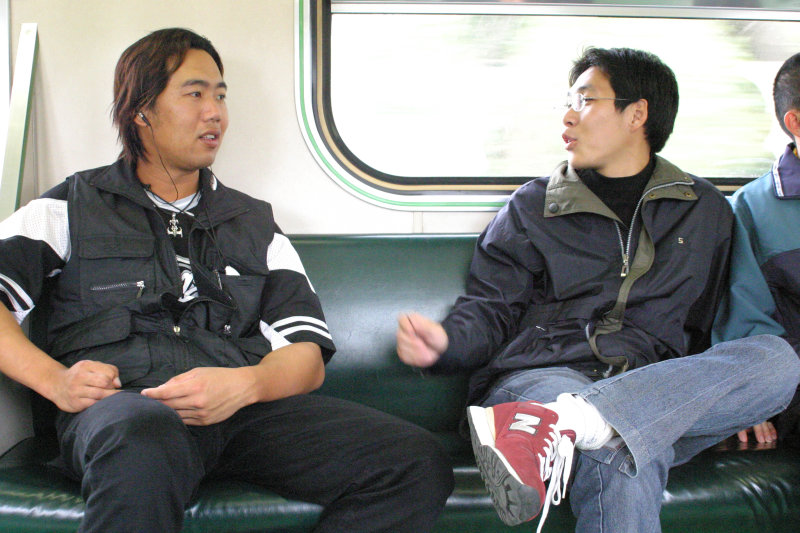 台灣鐵路旅遊攝影電車-區間車交談的旅客2005攝影照片373
