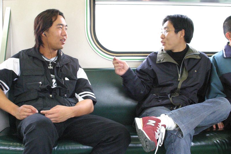 台灣鐵路旅遊攝影電車-區間車交談的旅客2005攝影照片374