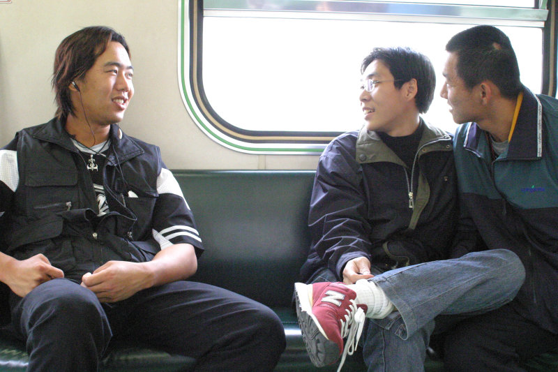 台灣鐵路旅遊攝影電車-區間車交談的旅客2005攝影照片376