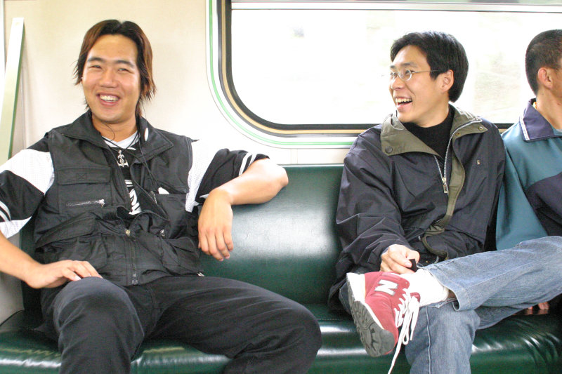 台灣鐵路旅遊攝影電車-區間車交談的旅客2005攝影照片377