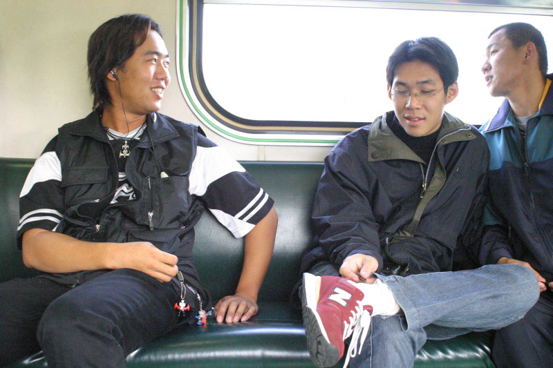 台灣鐵路旅遊攝影電車-區間車交談的旅客2005攝影照片381