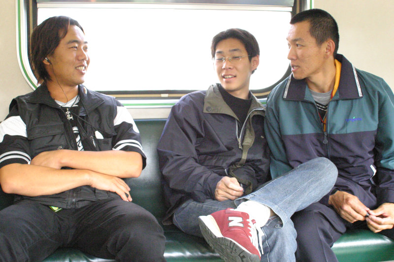 台灣鐵路旅遊攝影電車-區間車交談的旅客2005攝影照片382