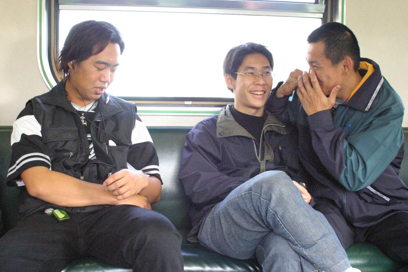 台灣鐵路旅遊攝影電車-區間車交談的旅客2005攝影照片383