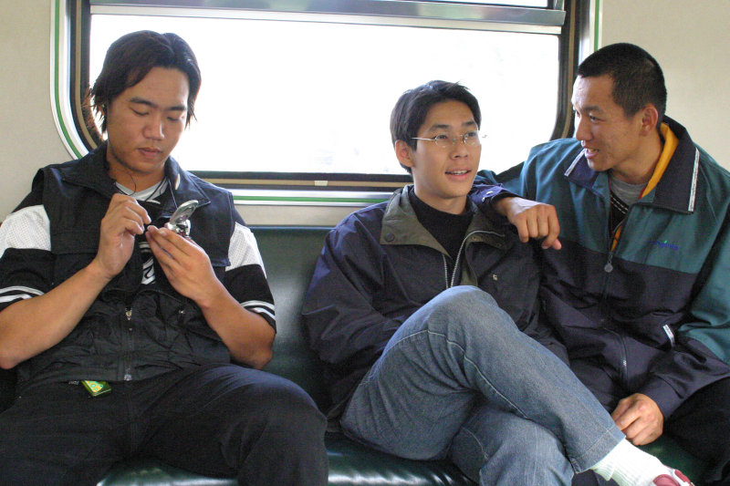 台灣鐵路旅遊攝影電車-區間車交談的旅客2005攝影照片384