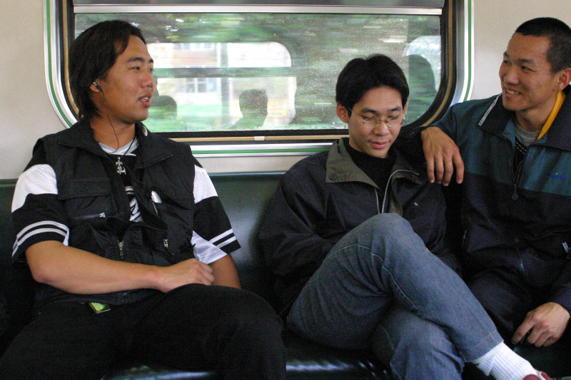台灣鐵路旅遊攝影電車-區間車交談的旅客2005攝影照片385
