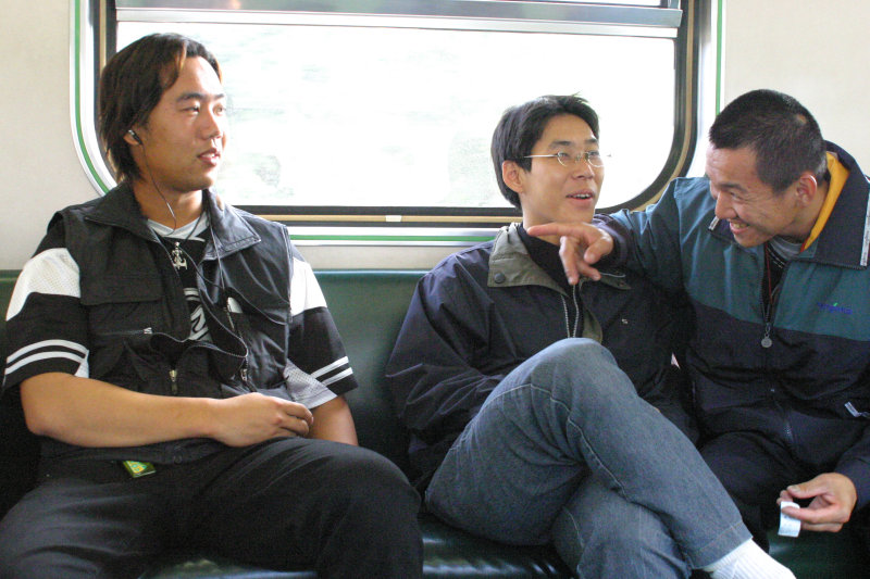 台灣鐵路旅遊攝影電車-區間車交談的旅客2005攝影照片386