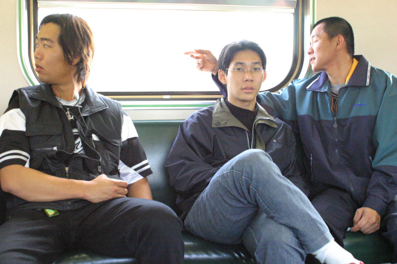 台灣鐵路旅遊攝影電車-區間車交談的旅客2005攝影照片388