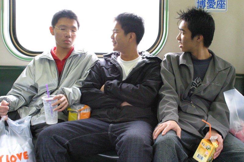 台灣鐵路旅遊攝影電車-區間車交談的旅客2005攝影照片389