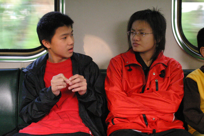 台灣鐵路旅遊攝影電車-區間車交談的旅客2005攝影照片394