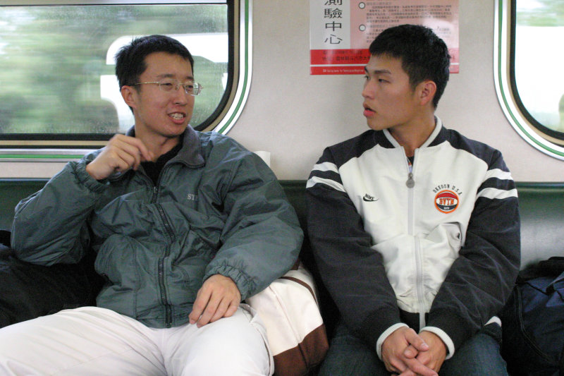 台灣鐵路旅遊攝影電車-區間車交談的旅客2005攝影照片405