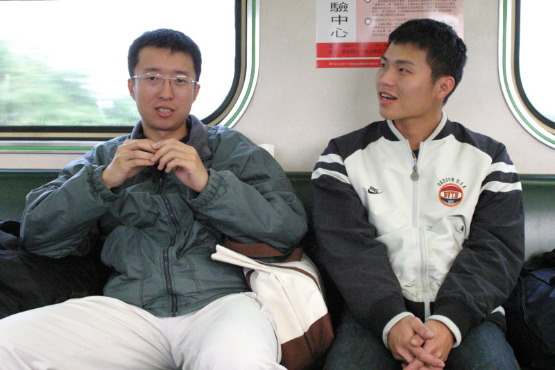 台灣鐵路旅遊攝影電車-區間車交談的旅客2005攝影照片408