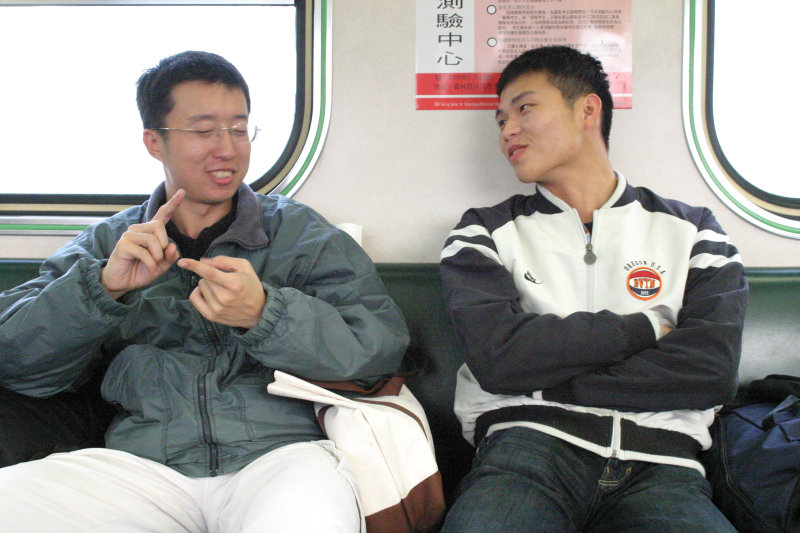 台灣鐵路旅遊攝影電車-區間車交談的旅客2005攝影照片414