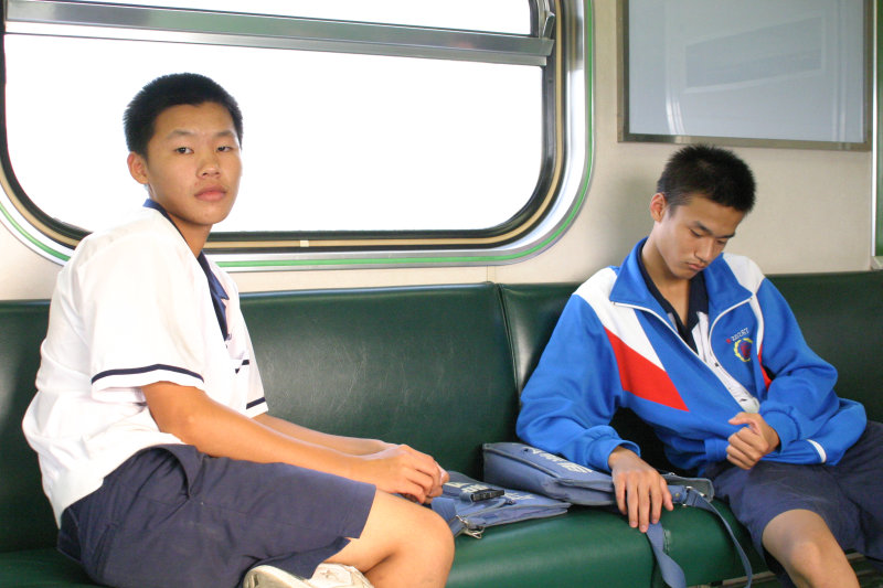 台灣鐵路旅遊攝影電車-區間車交談的旅客2005攝影照片420