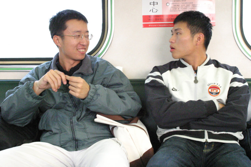 台灣鐵路旅遊攝影電車-區間車交談的旅客2005攝影照片422