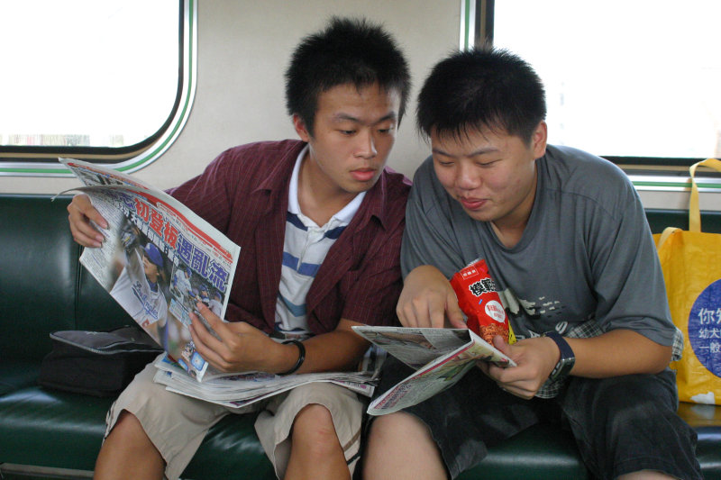 台灣鐵路旅遊攝影電車-區間車交談的旅客2005攝影照片433