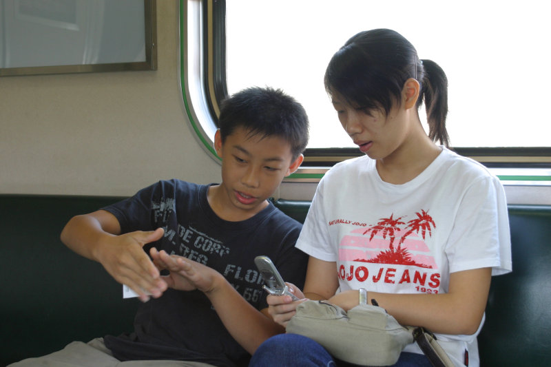 台灣鐵路旅遊攝影電車-區間車交談的旅客2005攝影照片435