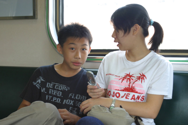 台灣鐵路旅遊攝影電車-區間車交談的旅客2005攝影照片436