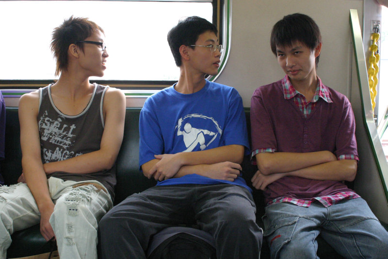 台灣鐵路旅遊攝影電車-區間車交談的旅客2005攝影照片445