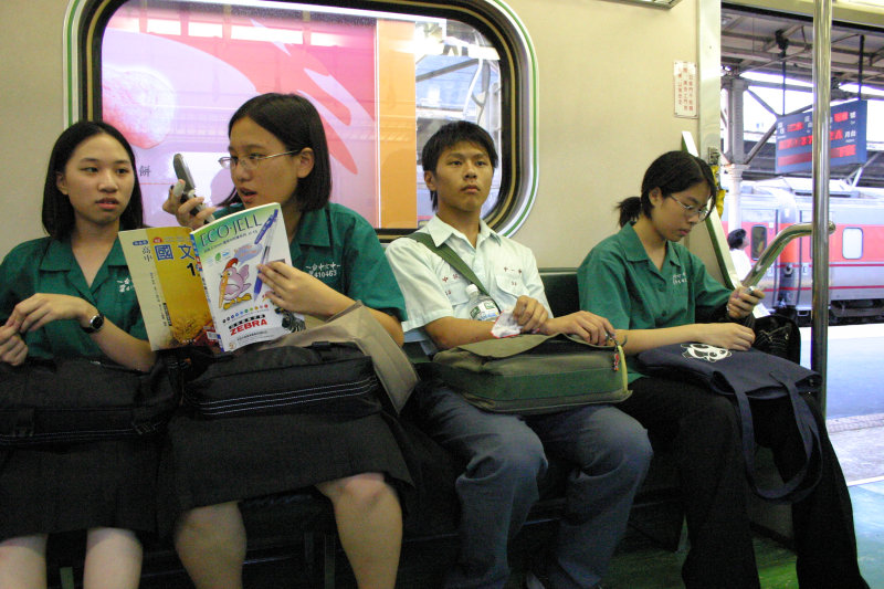 台灣鐵路旅遊攝影電車-區間車交談的旅客2005攝影照片446