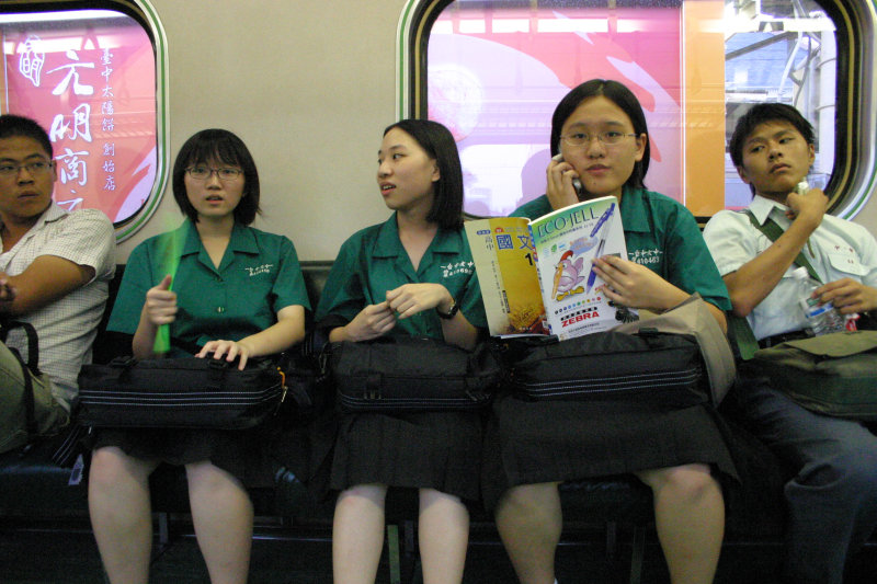 台灣鐵路旅遊攝影電車-區間車交談的旅客2005攝影照片447