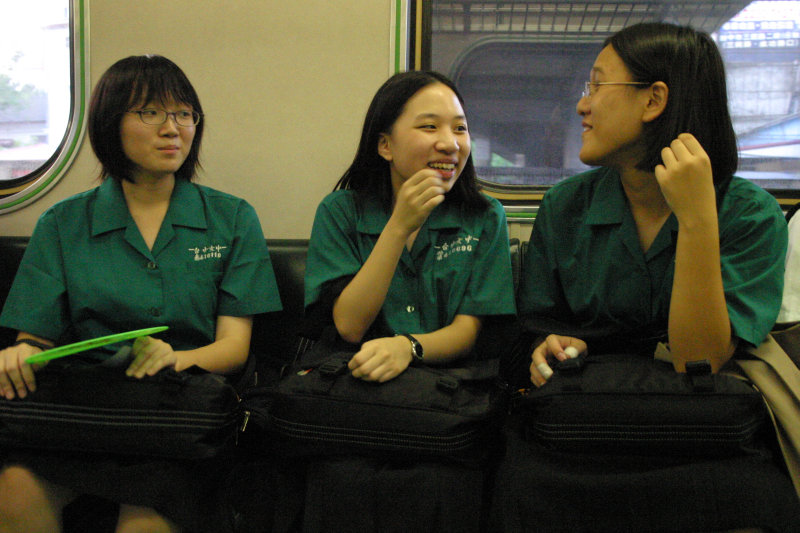台灣鐵路旅遊攝影電車-區間車交談的旅客2005攝影照片450