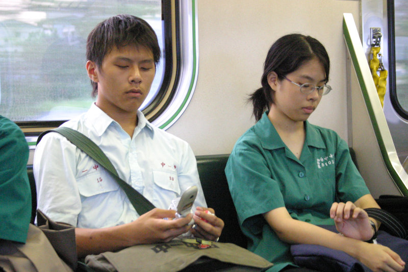 台灣鐵路旅遊攝影電車-區間車交談的旅客2005攝影照片452