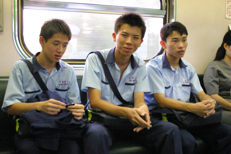台灣鐵路旅遊攝影電車-區間車交談的旅客2005攝影照片454