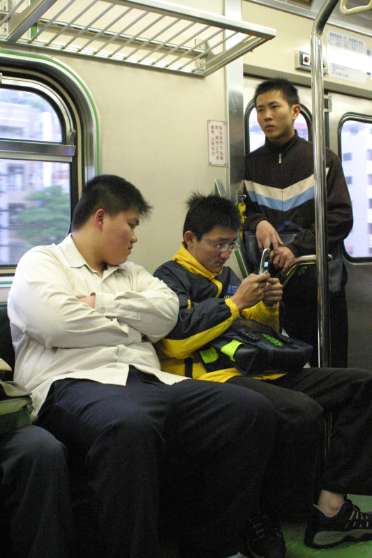台灣鐵路旅遊攝影電車-區間車交談的旅客2005攝影照片458