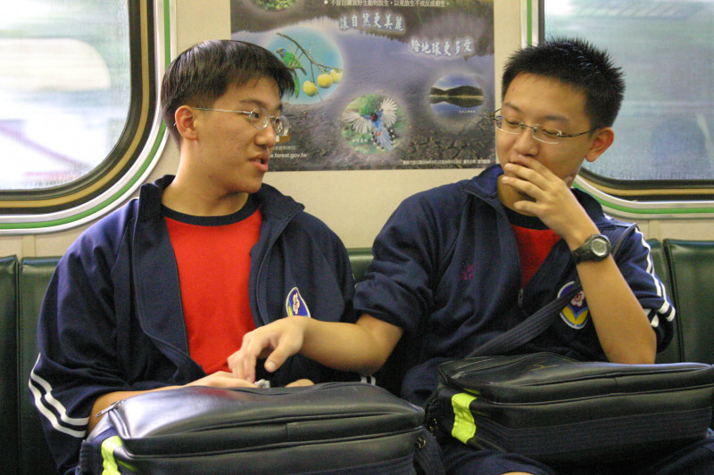 台灣鐵路旅遊攝影電車-區間車交談的旅客2005攝影照片459