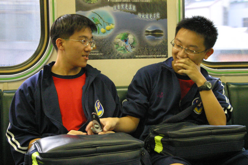 台灣鐵路旅遊攝影電車-區間車交談的旅客2005攝影照片460