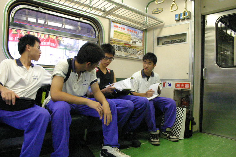 台灣鐵路旅遊攝影電車-區間車交談的旅客2005攝影照片463