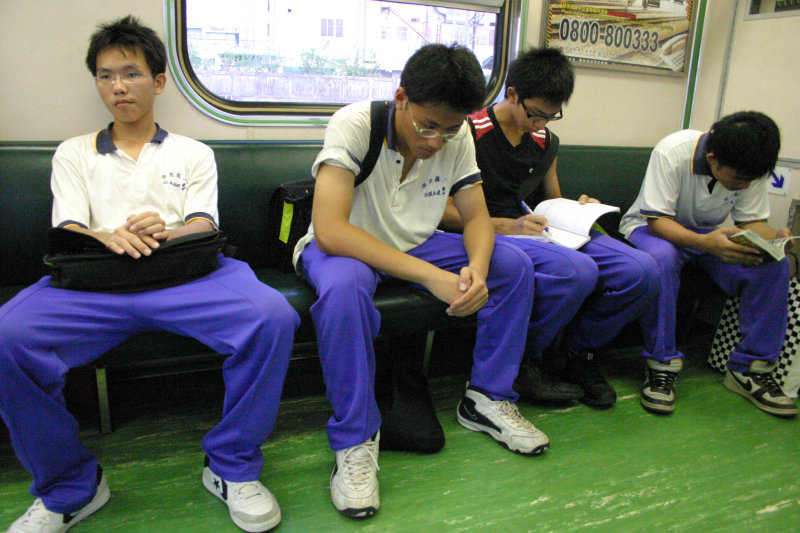 台灣鐵路旅遊攝影電車-區間車交談的旅客2005攝影照片464