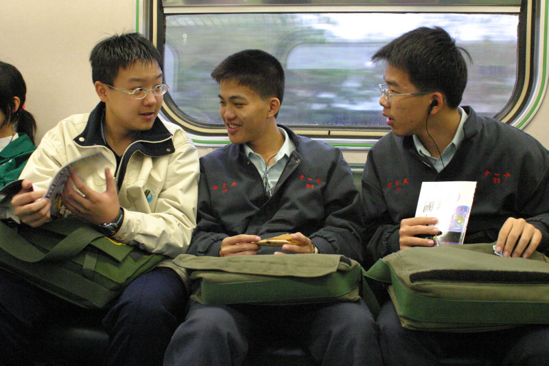 台灣鐵路旅遊攝影電車-區間車交談的旅客2005攝影照片467