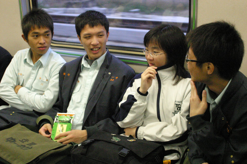 台灣鐵路旅遊攝影電車-區間車交談的旅客2005攝影照片468