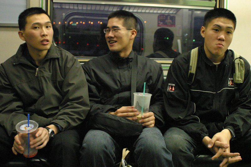 台灣鐵路旅遊攝影電車-區間車交談的旅客2005攝影照片469