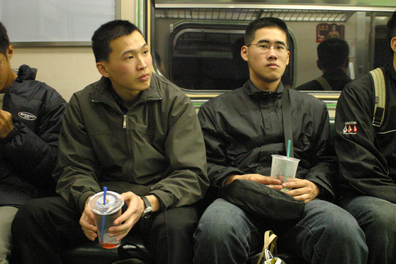 台灣鐵路旅遊攝影電車-區間車交談的旅客2005攝影照片473
