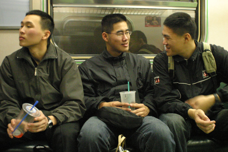 台灣鐵路旅遊攝影電車-區間車交談的旅客2005攝影照片474
