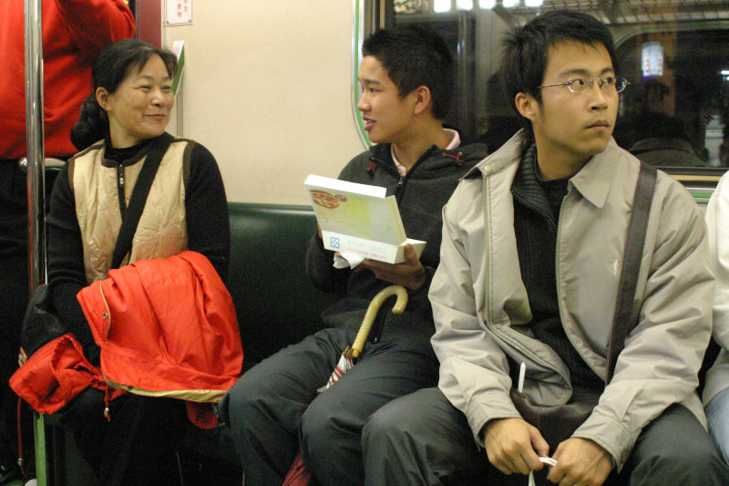 台灣鐵路旅遊攝影電車-區間車交談的旅客2005攝影照片476