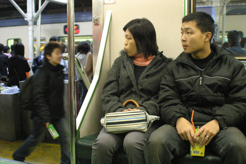 台灣鐵路旅遊攝影電車-區間車交談的旅客2005攝影照片477