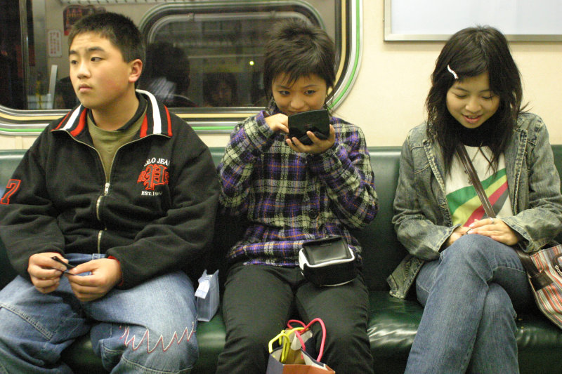 台灣鐵路旅遊攝影電車-區間車交談的旅客2005攝影照片479