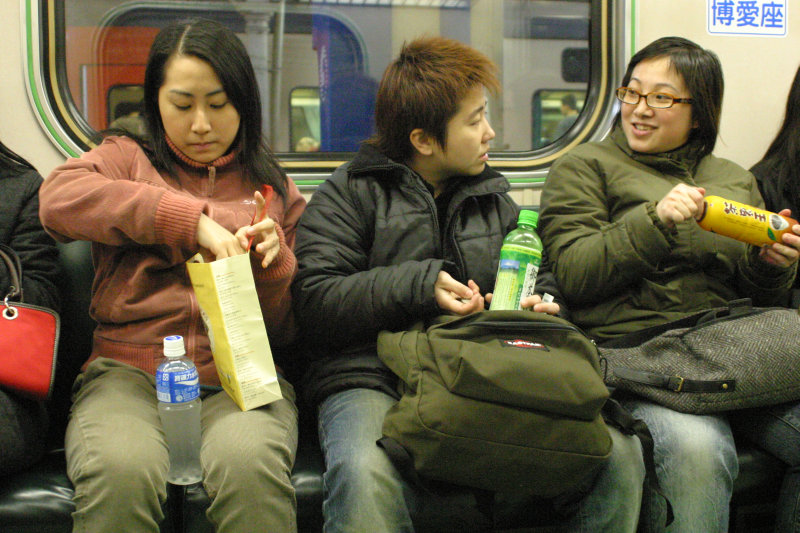 台灣鐵路旅遊攝影電車-區間車交談的旅客2005攝影照片481