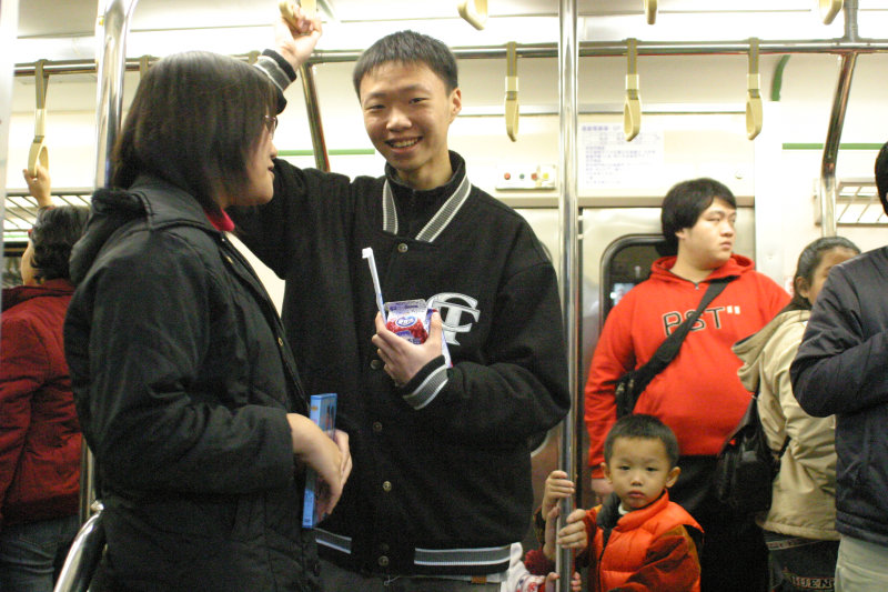 台灣鐵路旅遊攝影電車-區間車交談的旅客2005攝影照片482