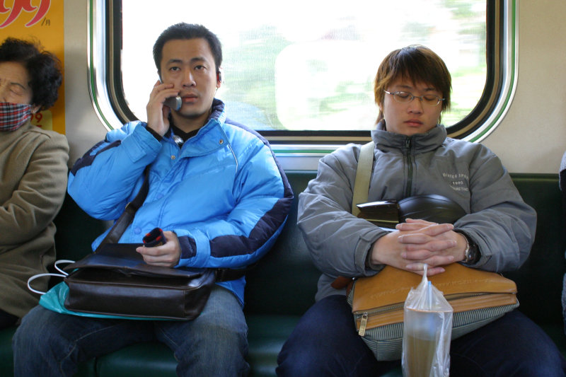 台灣鐵路旅遊攝影電車-區間車交談的旅客2005攝影照片490