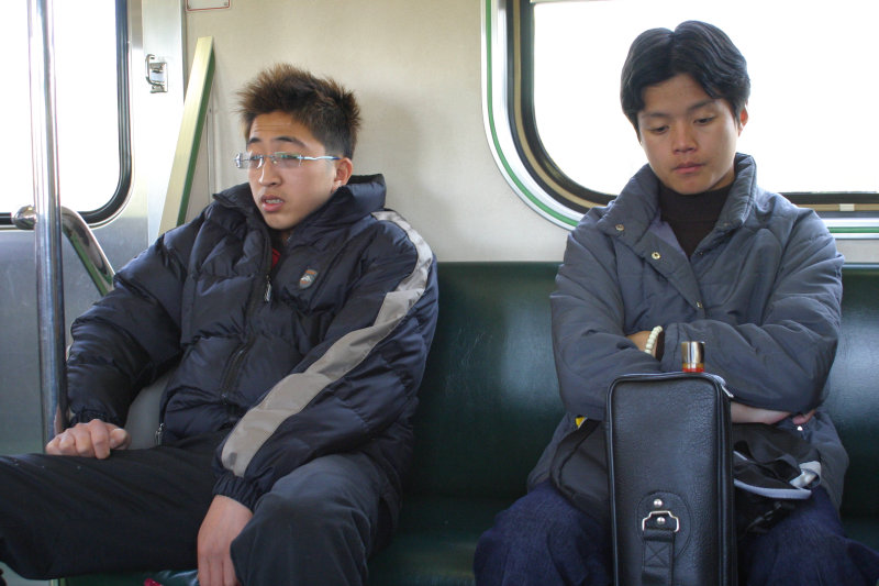 台灣鐵路旅遊攝影電車-區間車交談的旅客2005攝影照片493