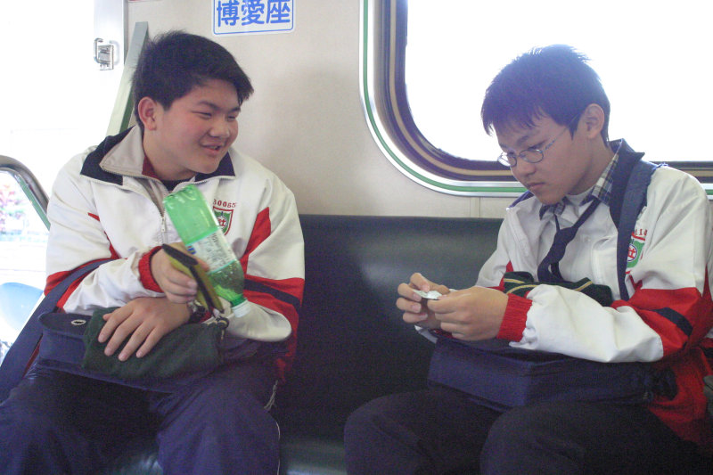 台灣鐵路旅遊攝影電車-區間車交談的旅客2005攝影照片497