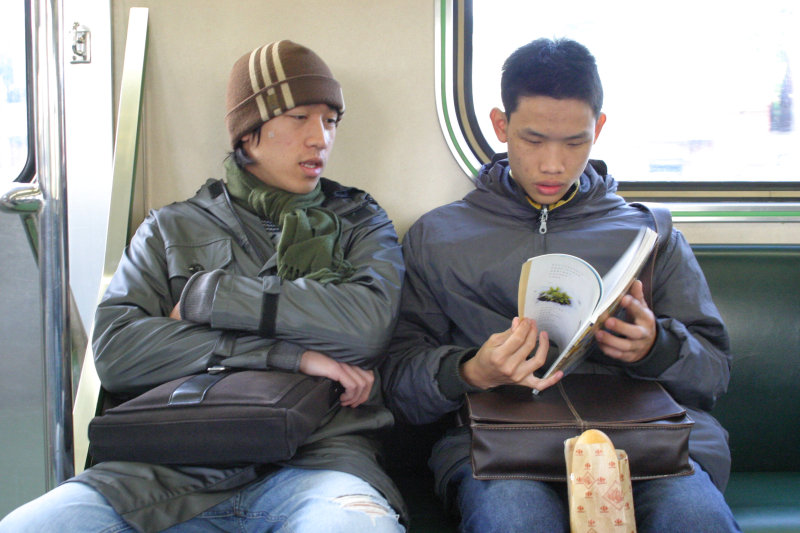 台灣鐵路旅遊攝影電車-區間車交談的旅客2005攝影照片501