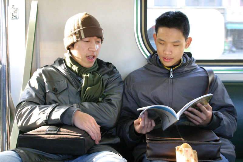 台灣鐵路旅遊攝影電車-區間車交談的旅客2005攝影照片504